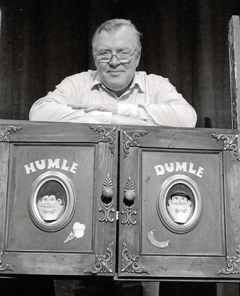 Bror Halldin var en duktig tecknare på Sveriges Television i Göteborg. Han skapade bland annat Humle och Dumle. Att Humle gillade glass och Dumle korv framgår tydligt.