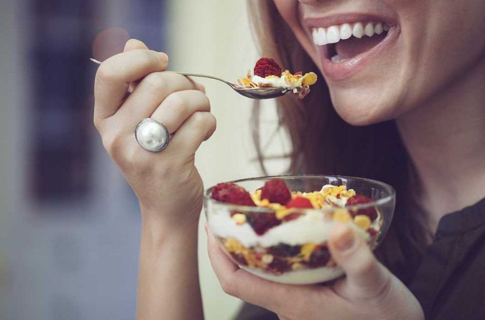 Ät ett mellanmål så mår du bättre. Foto: Istock