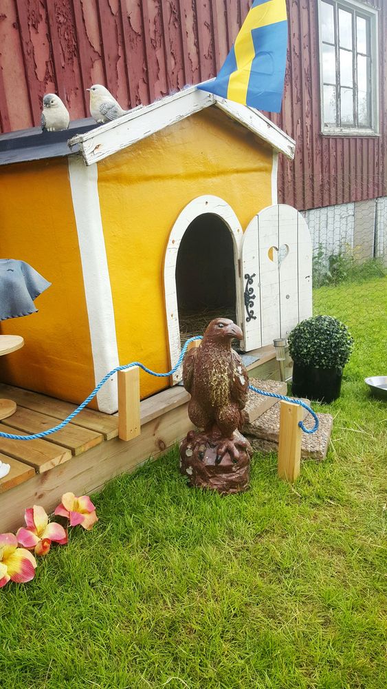 Utanför entrén står små solcellslampor som lyser när det blir mörkt.