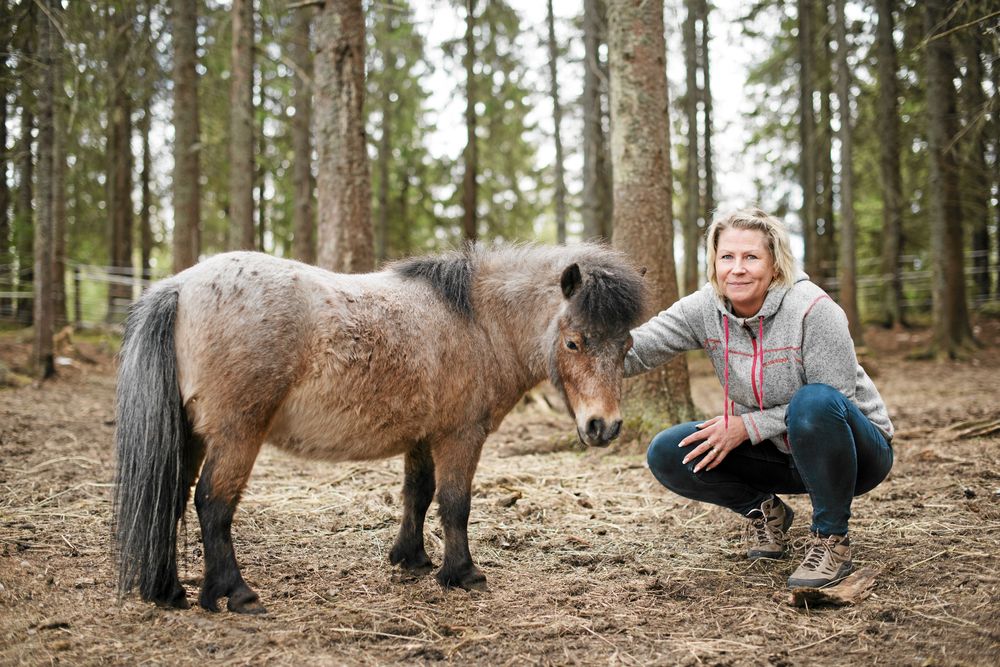 Eva myser med Minishetlandsponnyn Melker, i skogen nära hennes gård.