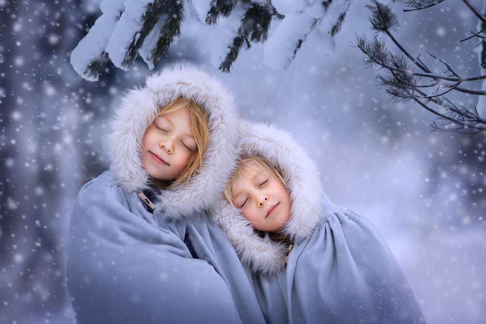 Döttrarna Märta och Elsa på ett skimrande, vintrigt sagofoto.