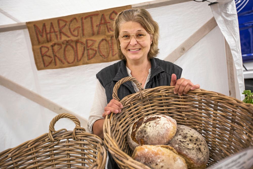 Margita Pettersson, driver Margitas Surdegsbröd i Fågelmara. Hon säljer sina bröd.