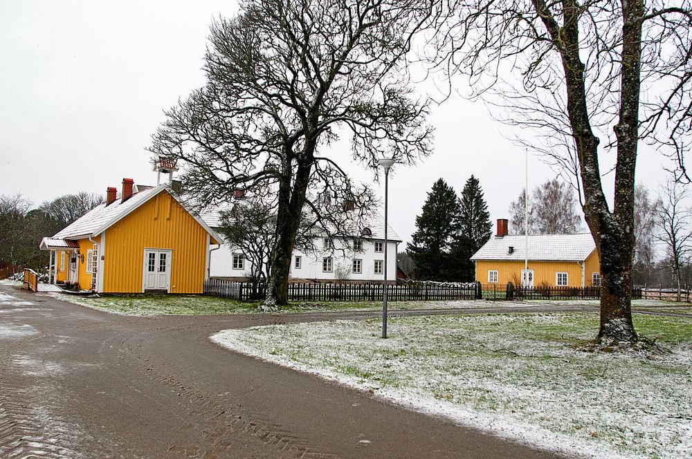 Huvudbyggnaden i mitten och den högra gula flygeln används som gäststuga och den andra är drängstugan där gårdskrogen nu finns.