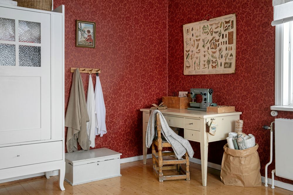 Illröd tapet från 1950-talet i det sista rummet som är kvar att renovera.