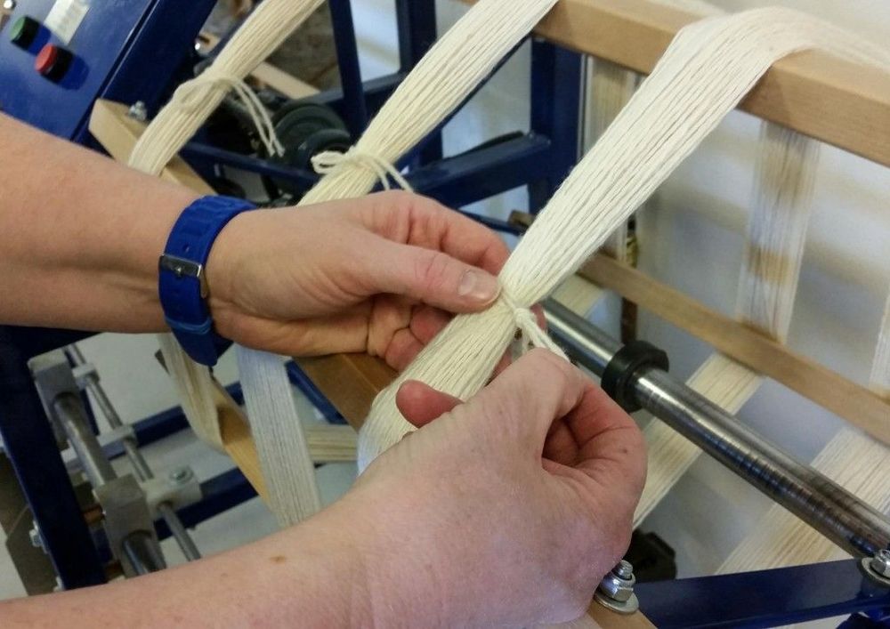 När garnet är tvinnat härvas det i en härvelmaskin med räkneverk, motsvarande forna tiders knäppkärvel. Sedan binds härveln samman för hand.