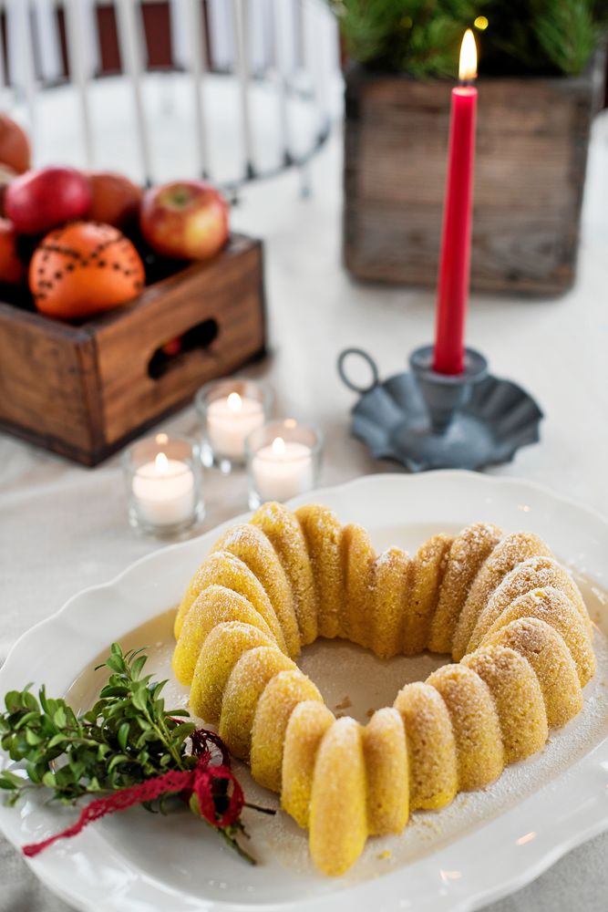 Gyllengul saffranskaka nyss uttagen ugnen sprider julig doft.