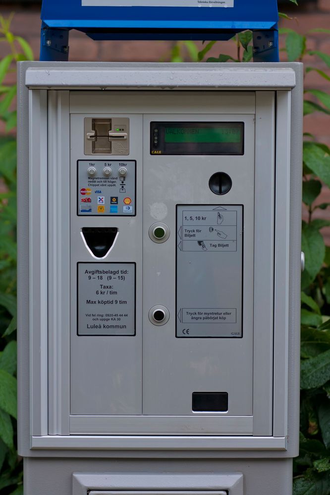 Flera kommuner har uppdaterat sina parkeringsautomater medan andra valt att byta till endast kortbetalning.