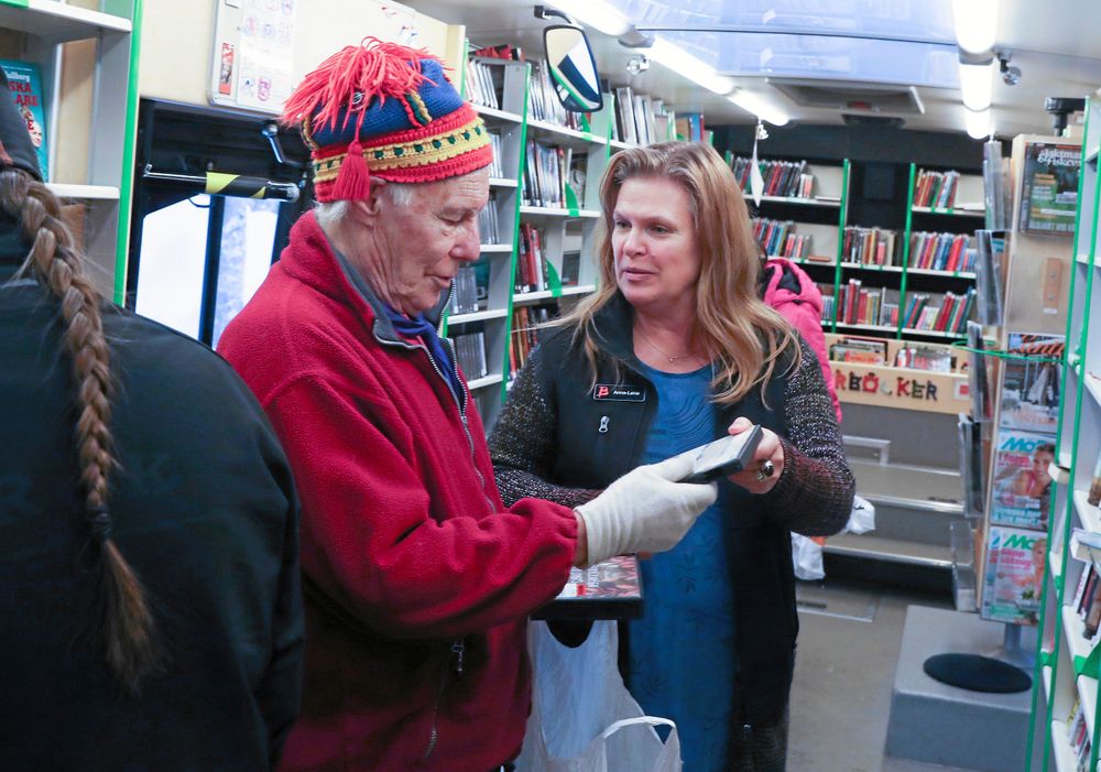 Bibliotekarie Anna-Lena Lüddekens ger Seth-Ivan Eriksson tips om en ljudbok. Hon vet ungefär vad han brukar gilla.