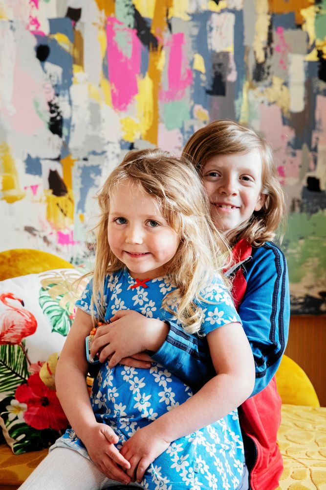 Esmeralda och Morris har gott om plats både inomhus och utomhus.