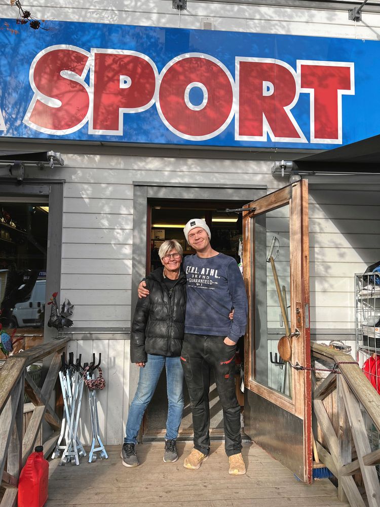 Ägaren Pia Kring med sonen Anton som precis sin mamma bor intill butiken. Det gör de flesta av de andra nio i familjeföretaget också.