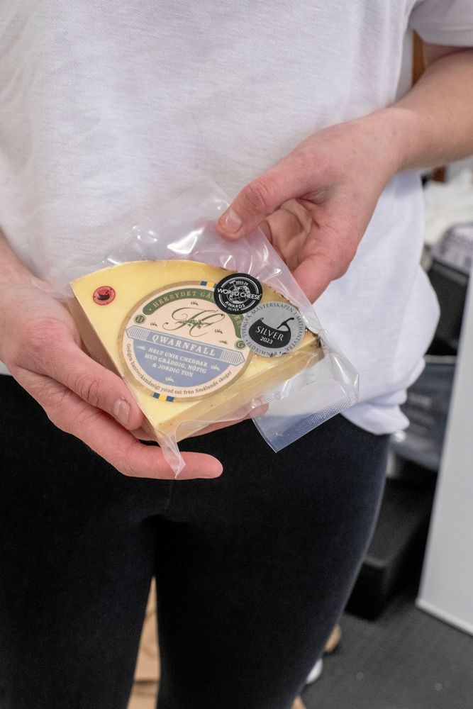 Olivias cheddarost Qwarnfall, fixk dubbla silvermedaljer. En i Mathantverks-SM och den andra i VM-World Cheese Awards i Oslo före jul.