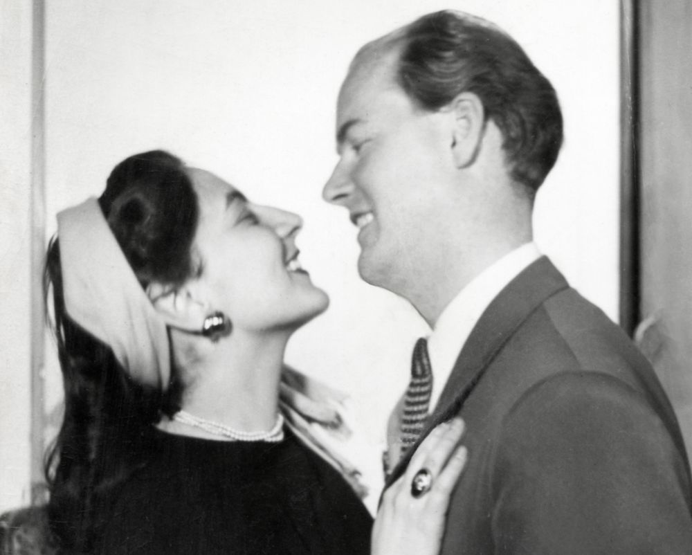 Olle Eksell arbetade på annonsbyrån Ervaco i Sverige, det var där han träffade sin blivande fru och livskamrat Ruthel Eksell.