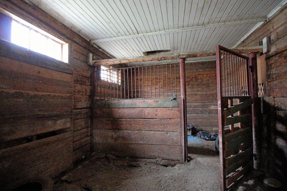 Tidigare ägare har haft travhästar i ladugården med stall som står i vinkel.