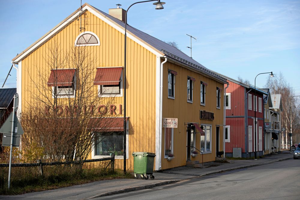 Kaféet ligger centralt i Överkalix, i Norrbotten, på samma plats som vid starten för 90 år sedan.