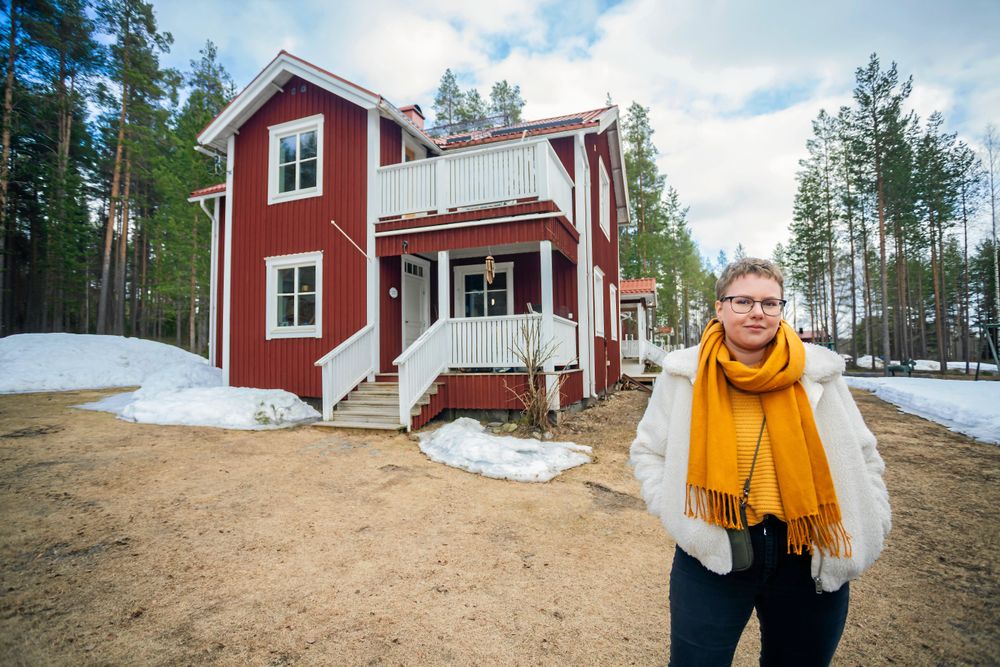 Elise bor på övervåningen i det gamla timrade huset i en egen lägenhet. På nedervåningen bor Kim och Helena.