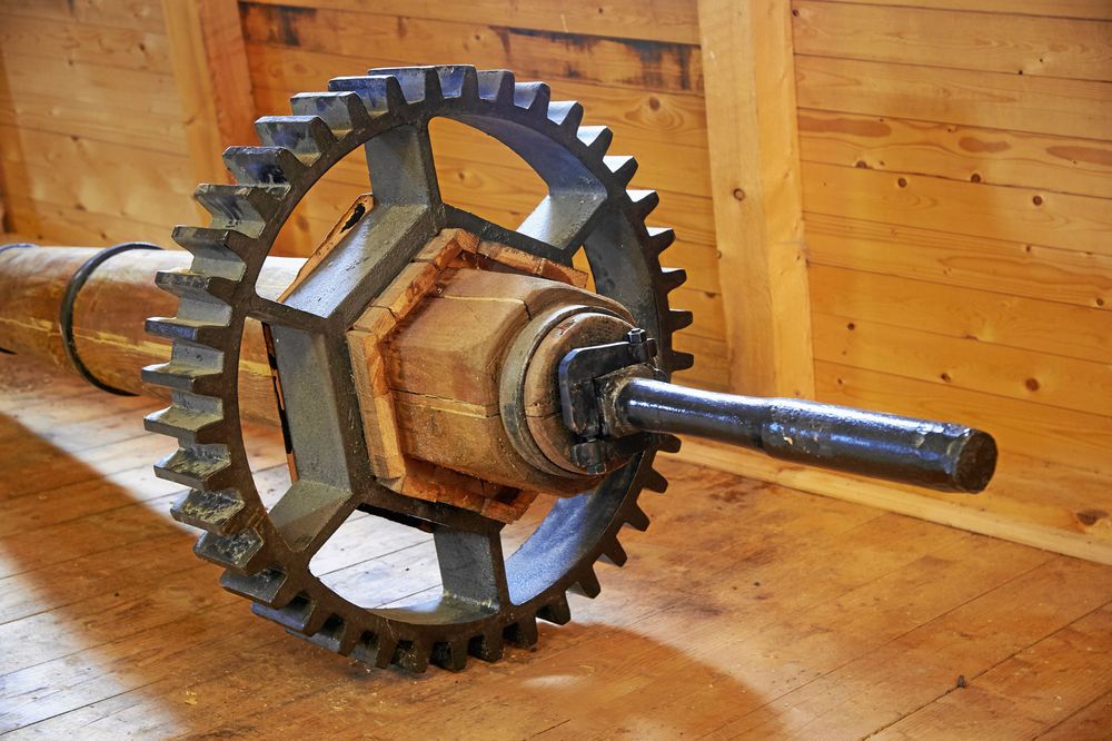 Det rejäla stjärnhjulet som driver kvarnstenarna är bevarat från den gamla kvarnen.