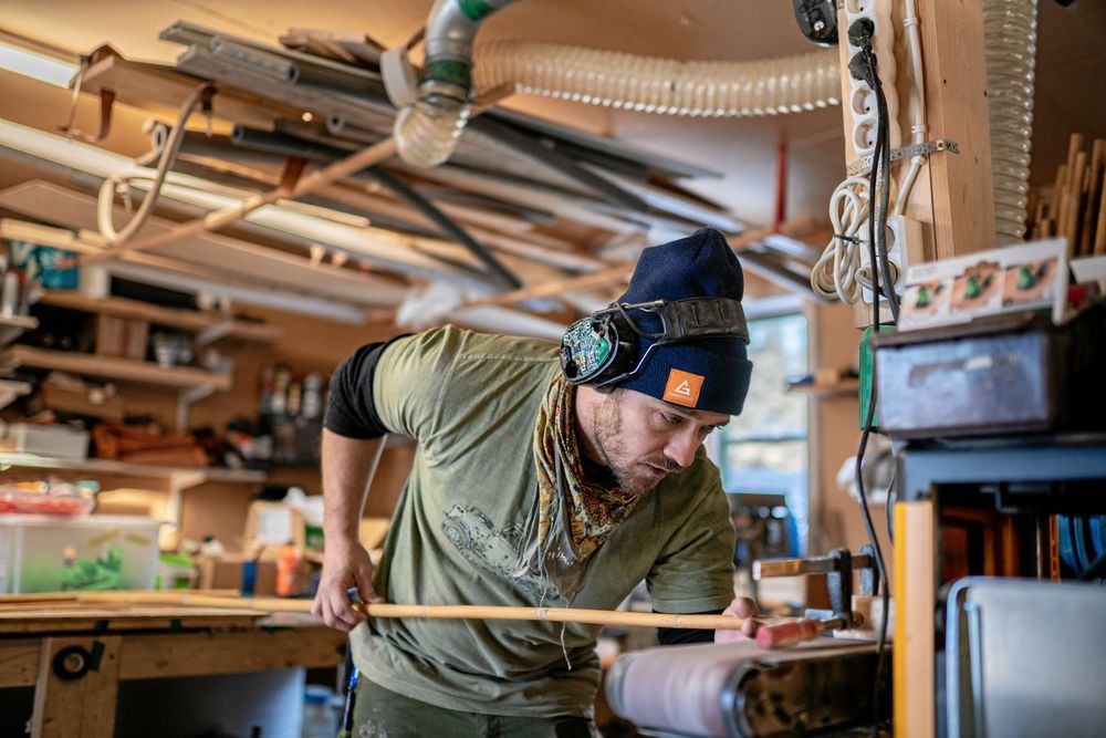 Joakim är snickare och tillverkar bland annat stavar till turskidorna “Tegsnässkidan”, en trotjänare i skidvärlden.