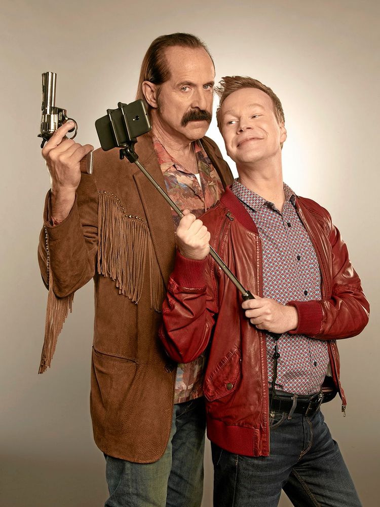 Axel, heter Johans roll, den töntige av två svenska privatdeckare i Los Angeles, i serien Den hårdkokte spelas av Peter Stormare,