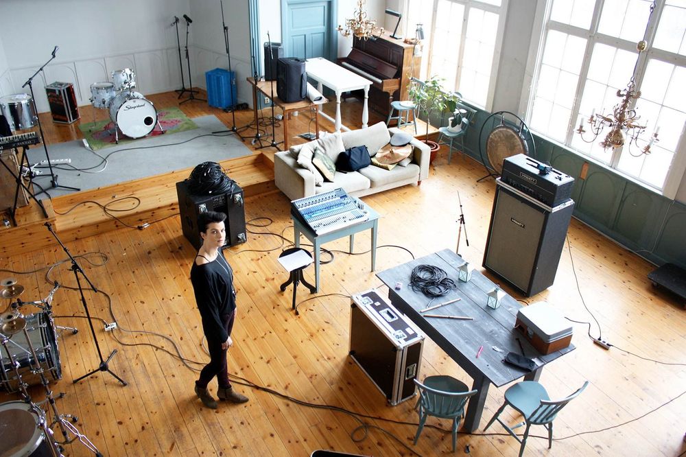 Karin och Kjetil använder församlingssalen som replokal och studio. ”Men i framtiden ska det bli ett kulturhus för hela byn här.”
