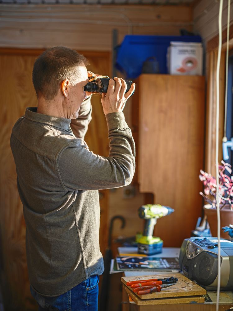 Som passionerad fågelskådare tittar Vesa ibland ut genom verkstadens fönster ut mot slätten.