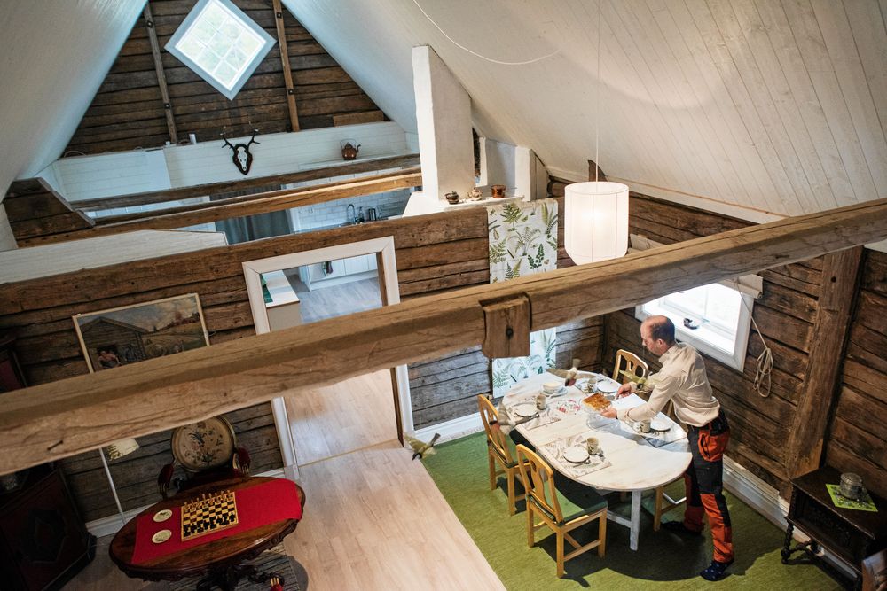 Gästhuset i den ombyggda lagården har högt i tak och ett luftigt sovloft.