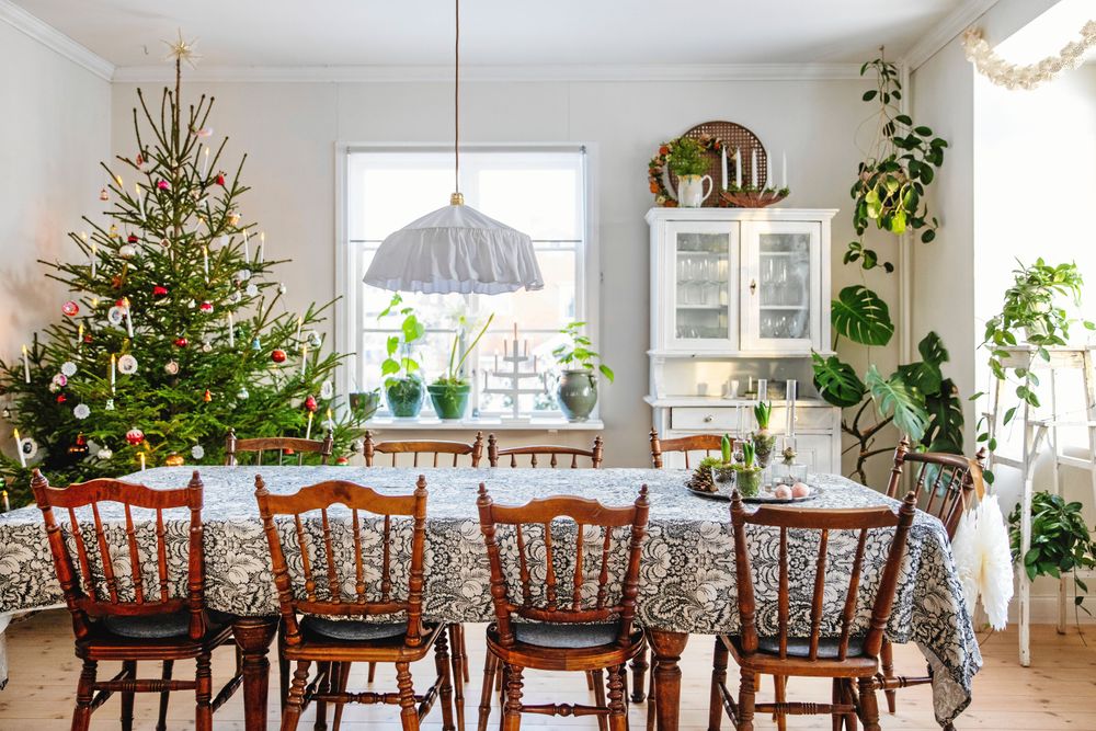 Runt det 2,5 meter långa matbordet får det plats minst tio gäster. Bra när alla fem barnen kommer på middag.