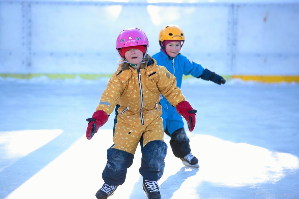 Här kommer sjuåriga Freja Lindahl med två år yngre lillasystern Iris i tätt efter.