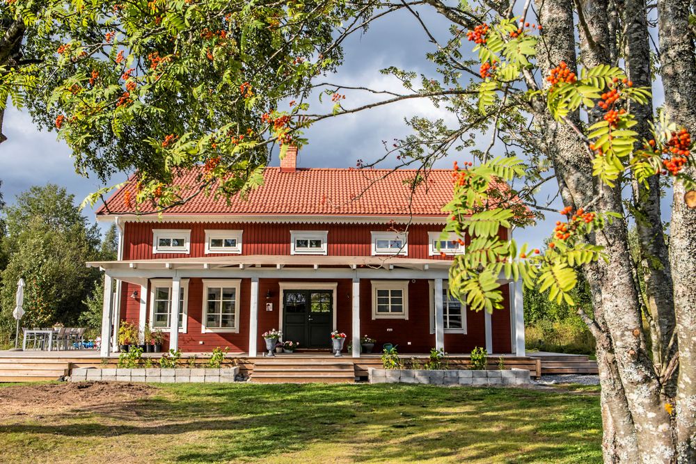 Huset är nästan färdigrenoverat, förutom altanen som paret vill fixa till mer.