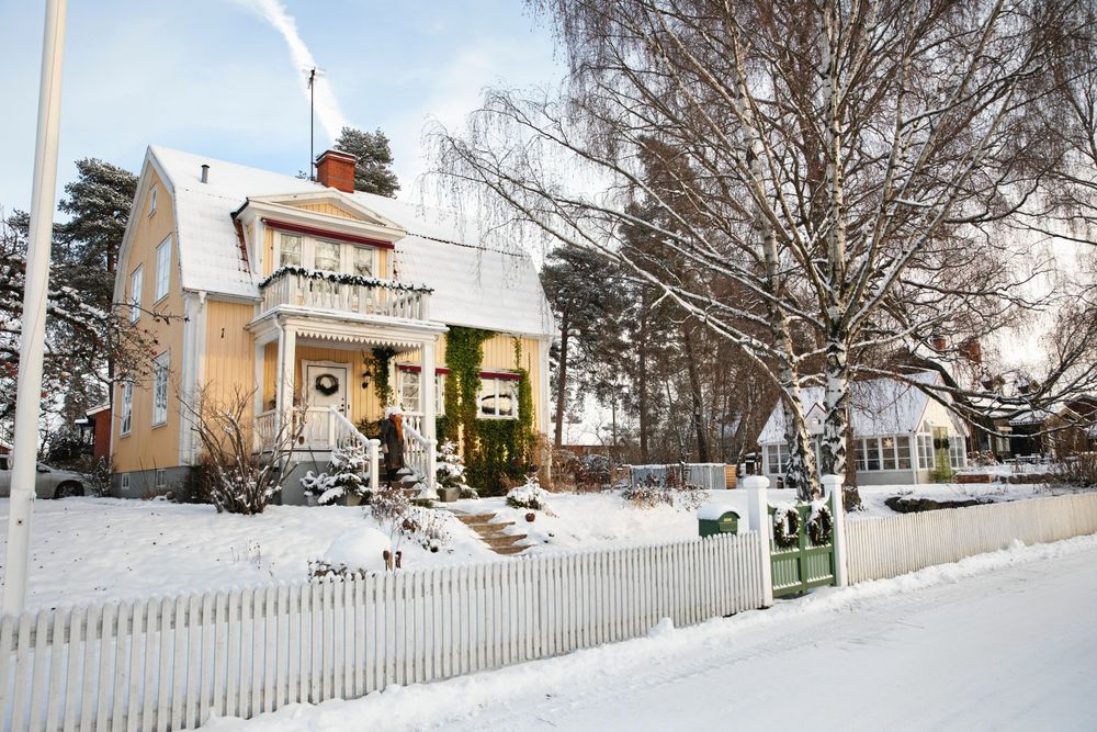 Den gula trävillan är i typisk 1920-talsstil med brutet tak, mansardtak, och vinklar och vrår.