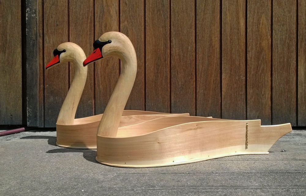 Stolta svanar med bottnar i form av svepaskar.