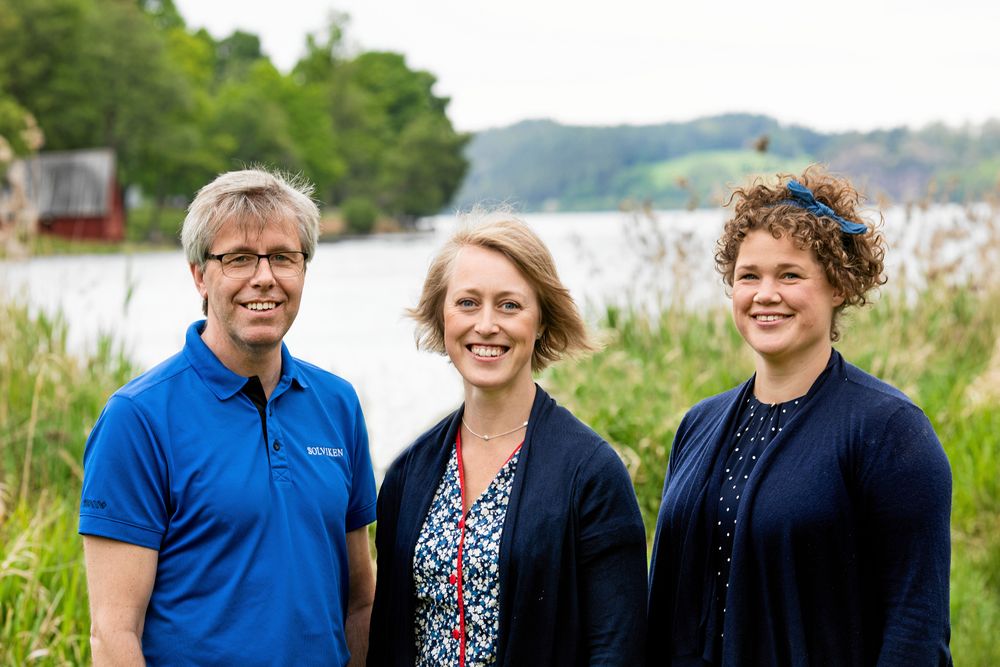Det viktigaste med "Öl Inclusive" är att vi har så roligt, säger kompanjonerna och grannarna Elin Johansson, Elina Forsell och Peter Sterne. I bakgrunden sjön Sommen.