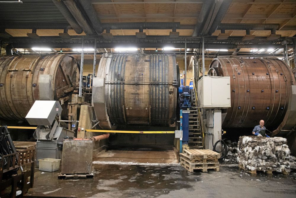 I de enorma, roterande karen garvas skinnen med ämnen från växtriket.