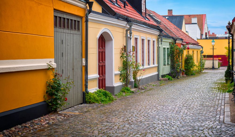 Kullerstensgata i Ystad med färgstarka fasader.