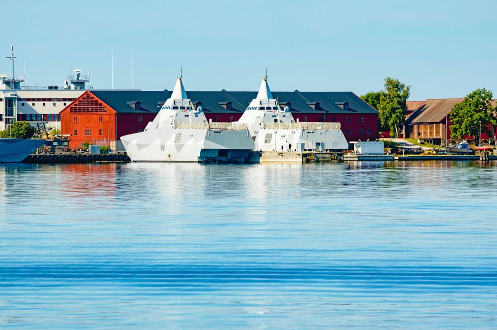 Två Visbykorvetter ligger i hamn vid marinbasen som turister endast kan titta in i från sjösidan.