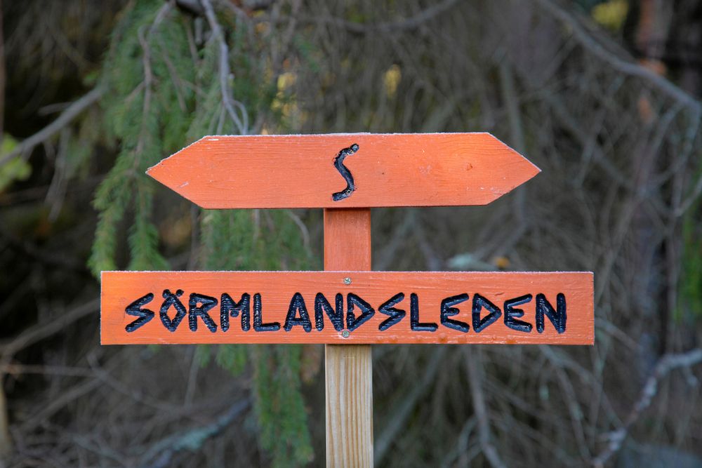 Sörmlandsleden markeras med orange markeringar och vid behov även pilar med bokstaven ”S” på.