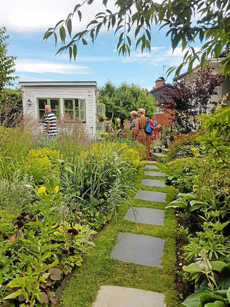 Besökarna guidades runt de dryga 1000 kvadratmetrarna trädgård med växthus, lundplantering och vinterträdgård. Foto: Veronica Axelsson.