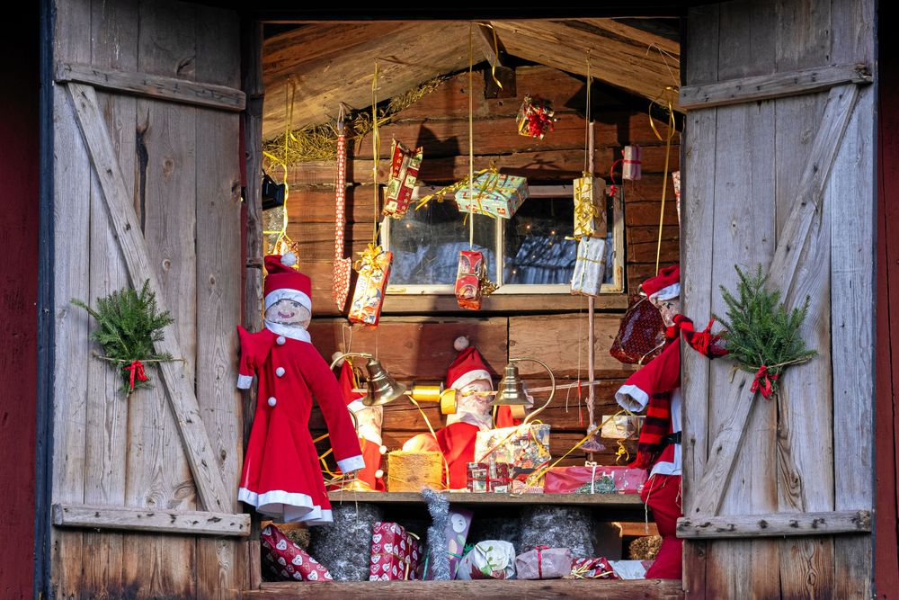 Den här luckan föreställer tomtens verkstad tomtenissar och tomtelisor tillverkar mängder av julklappar, som tomtefar sedan tar på släden och delar ut till glada barn.