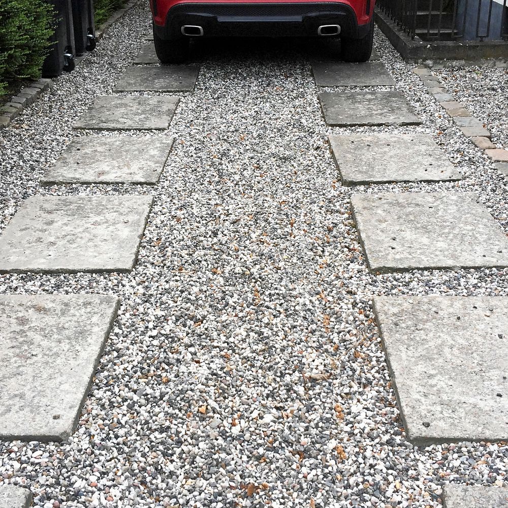 Stenplattor på grusad garageinfart.