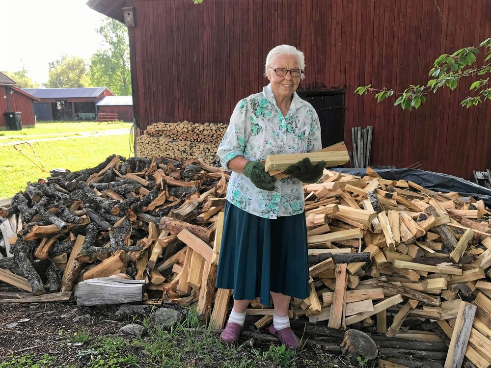 Att stapla ved är vardagssyssla för 89-åriga Märta och något hon har gjort i hela sitt liv.
