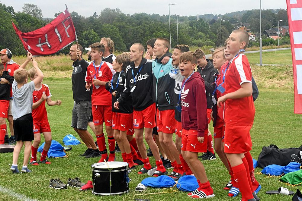 Killarna i föreningens pojklag gjorde vad de kunde för att hjälpa fram tjejerna under matchen.