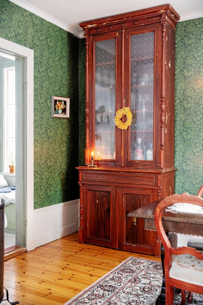 Det pampiga vitrinskåpet fick nästan kilas in under det lite, snett lutande taket i salen.