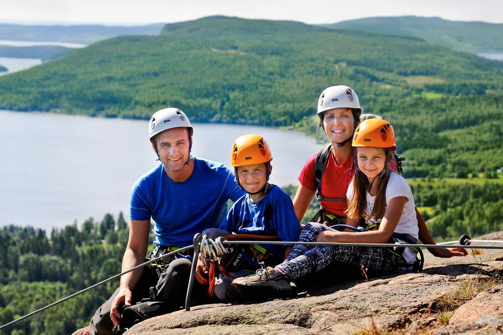 Klättring för hela familjen på ­Skuleberget vid Höga kusten. Foto: Viaferrata.se