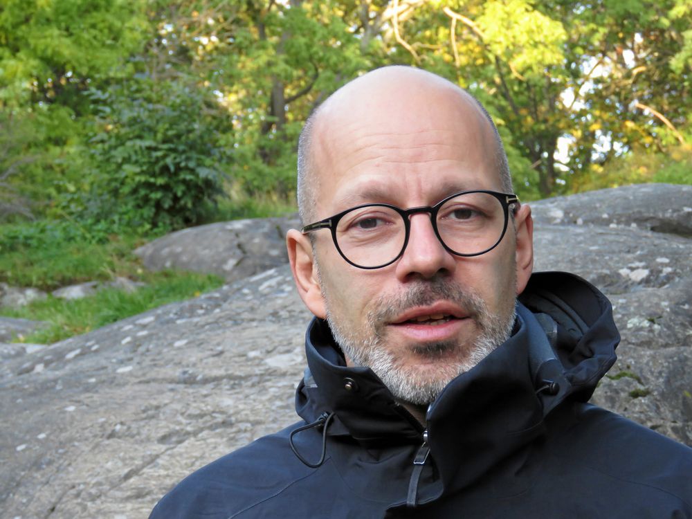 ”Jag har länge velat försöka mig på att skriva en klassisk kärlekshistoria där pojke möter flicka och förvecklingar uppstår”, säger Augustin Erba.