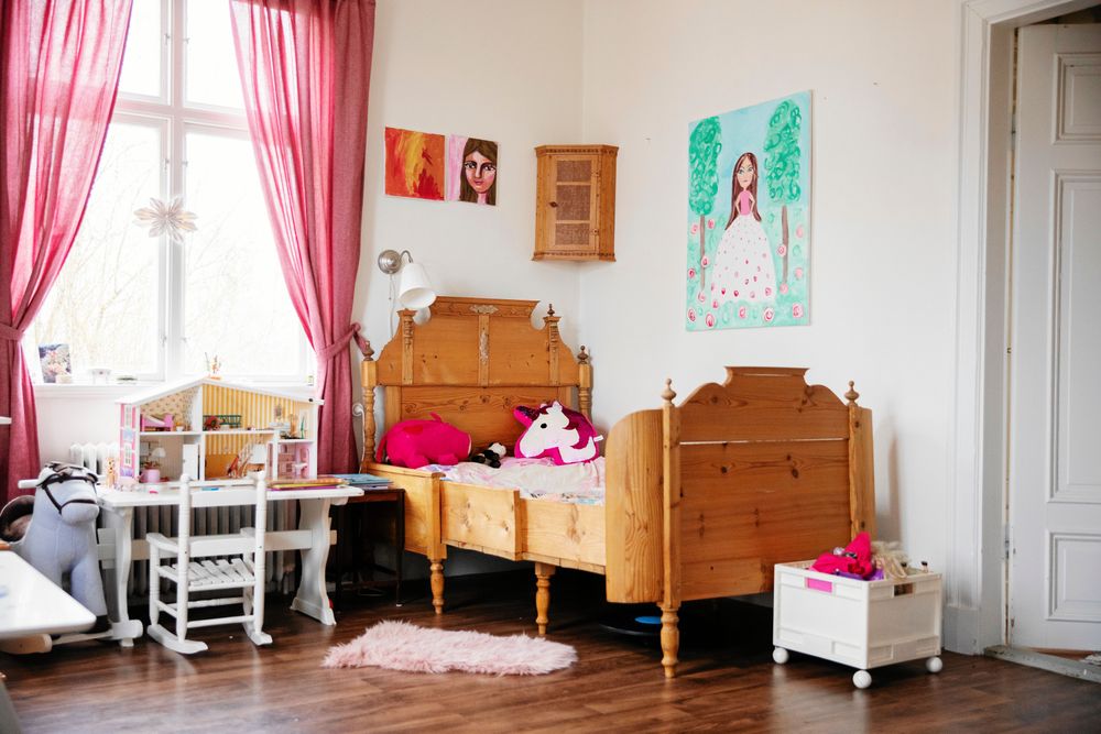 Esmeraldas stora hörnrum med stora fönster och en utdragssäng som funnit länge i släkten.