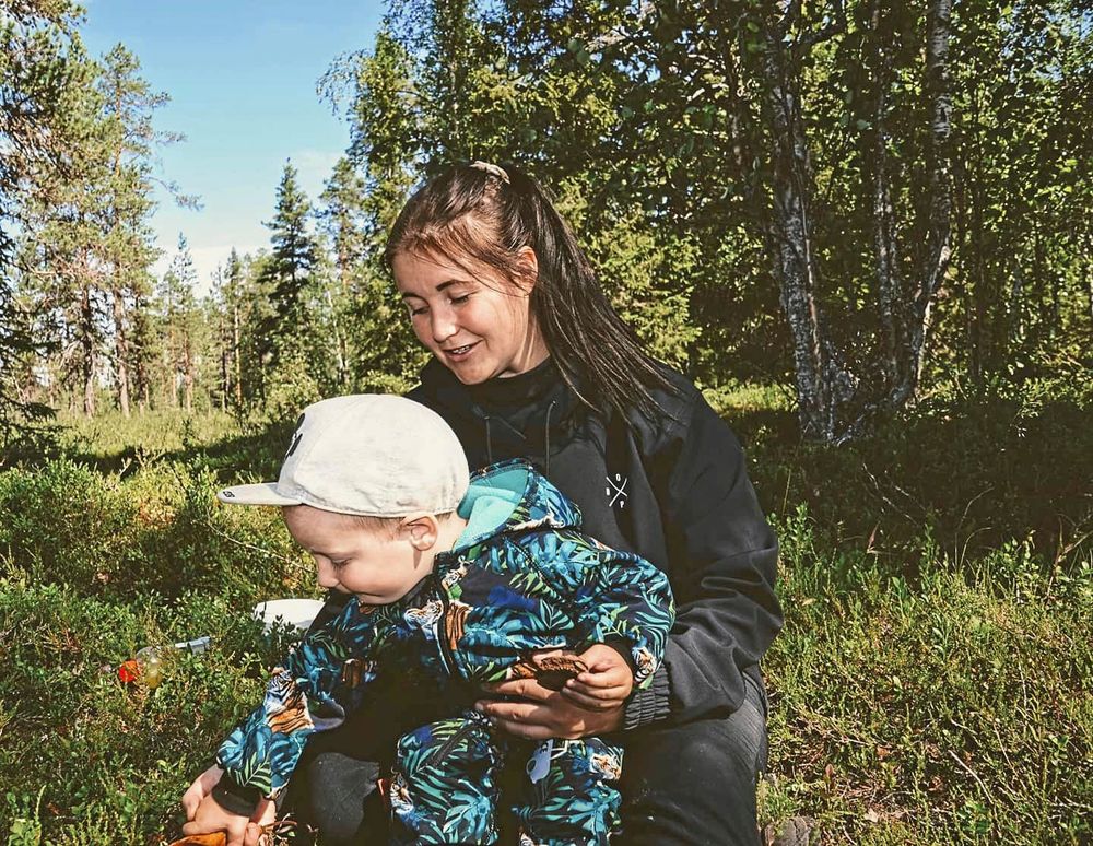 Mamma Jennifer Petersson med Henry.