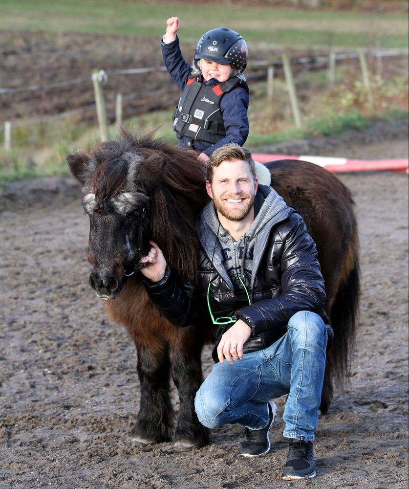 Embla, 2 år, är redan van hästryggen.