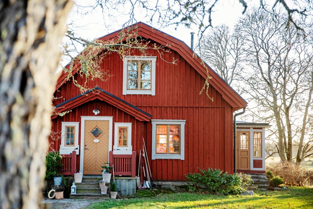 Trivsam gård som var i gott skick vid köpet. Runt huset planterar Kristin fruktträd och bärbuskar.