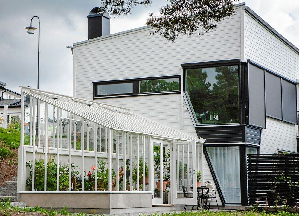 Växthus med pulpettak kan dockas mot huset eller stå fritt.