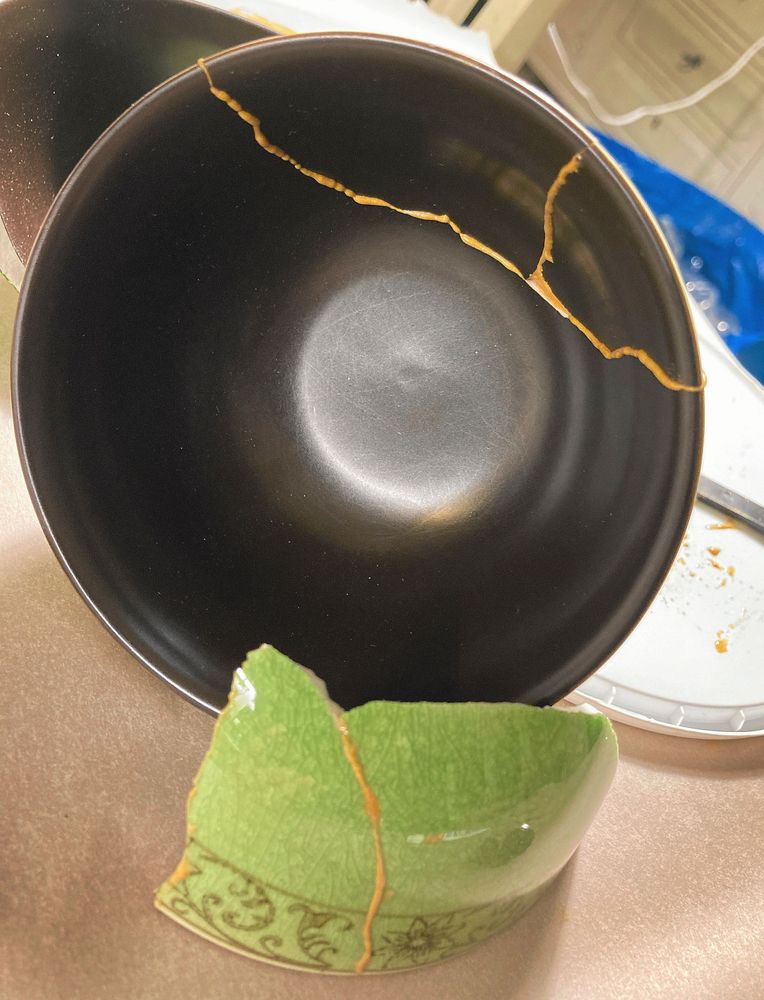 En saknad flisa på insidan av skålen har fyllts igen med lite guld så att det vita porslinet inte syns.