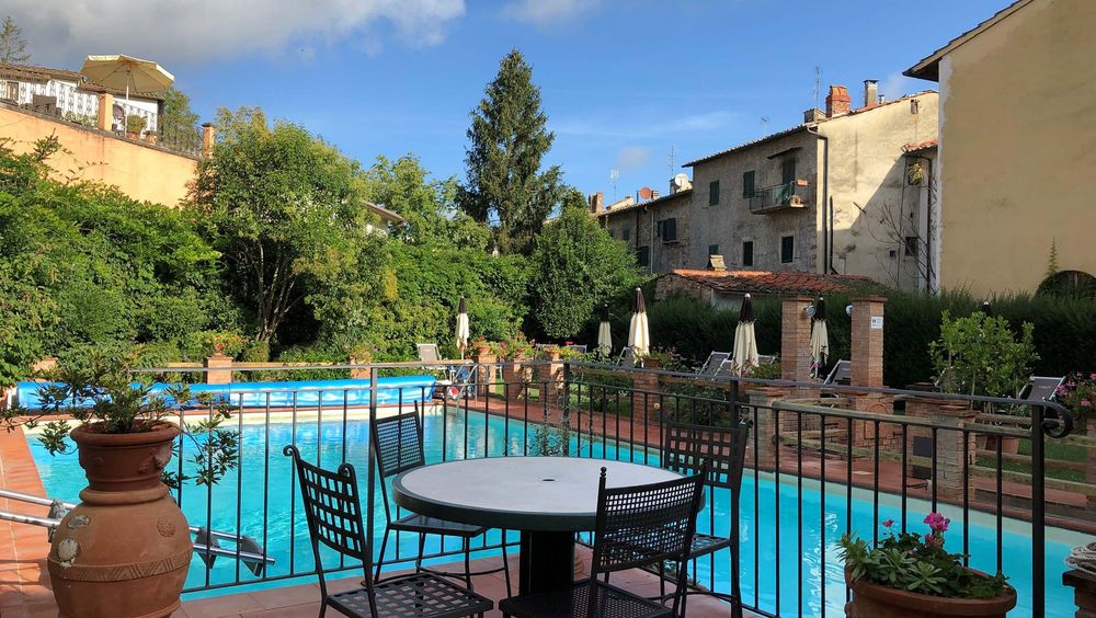 Vi bor på medelklasshotellet Albergho del Chianti, med perfekt läge vid det kända torget i byn Greve in Chianti.